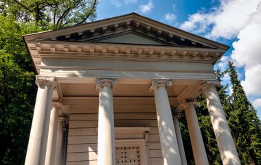 Diana Tapınağı aynı zamanda 20 Ağustos 2021 'de Polonya' nın Varşova kentinde bulunan Kraliyet Hamamları Parkı olarak da bilinir.