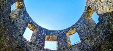 Tywi Nehri 'ne bakan Harap Dinefwr (Dynevor) Şatosu - Llandeilo, Carmarthenshire, Galler, 15 Nisan 2021' de Birleşik Krallık