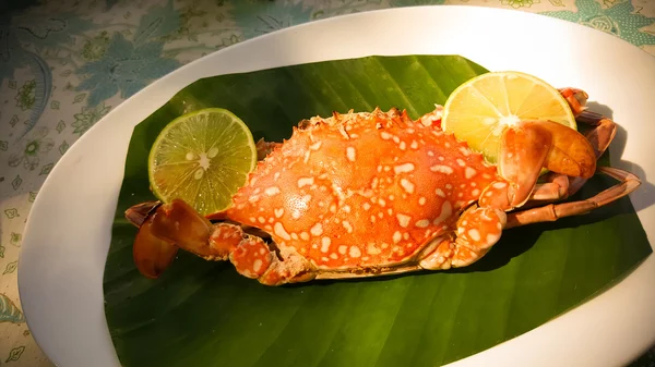 Crabe bouilli sur fond de feuille de banane — Photo
