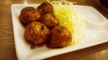 Sosu bir plaka üzerinde