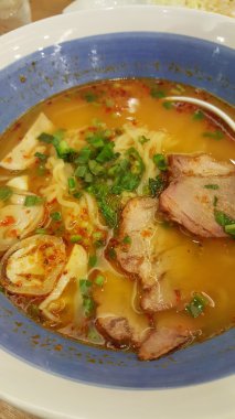 Ahşap masa üzerinde baharatlı Ramen