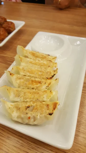 Gyoza em uma chapa — Fotografia de Stock