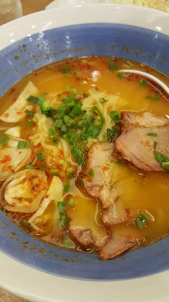 木のテーブルにピリ辛ラーメン — ストック写真