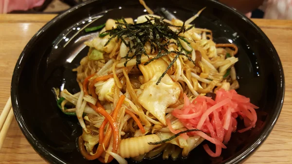 木桌上的 yakisoba — 图库照片