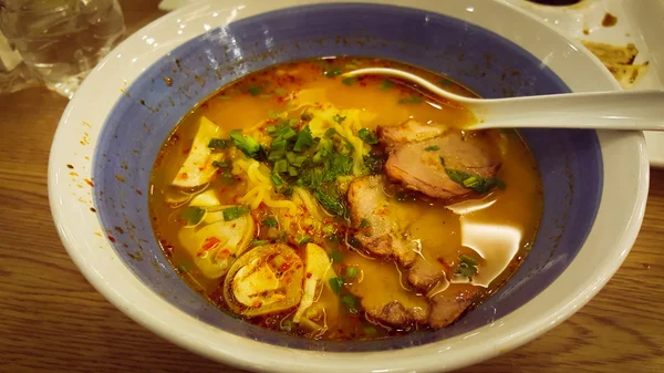 Ramen picante na mesa de madeira — Fotografia de Stock