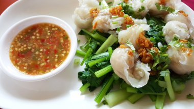 Taze haşlanmış balık köfte kapatın