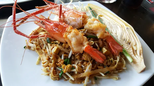 Pad thai met twee garnalen — Stockfoto