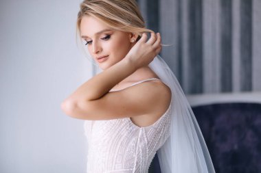 Klasik beyaz peçeli, saçları düzgün genç, sessiz bir gelin..