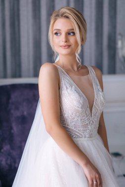 Evde pencerenin yanında duran zarif ve güzel bir gelin..