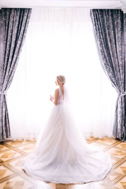 Gelin pencerede yüksek anahtarla duruyor