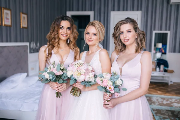 Gorgeous Bride Her Girlfriends Holding Flowers — Foto de Stock