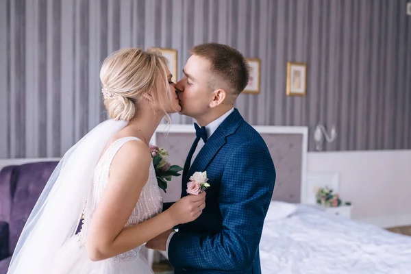 Brautpaar Auf Den Ersten Blick Sinnlicher Kuss Glückliche Romantische Momente — Stockfoto