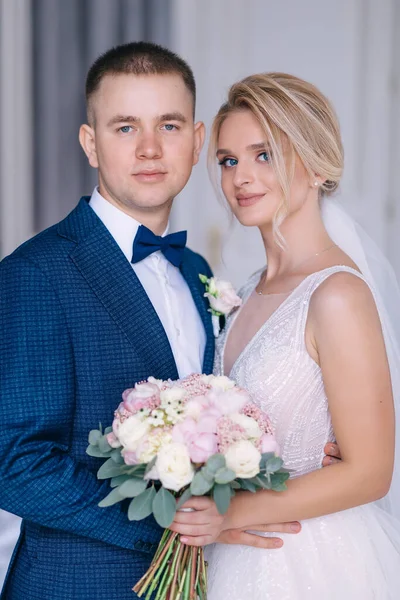 Rencontre Des Mariés Souriants Premier Regard Couple Mariage Dans Matinée — Photo