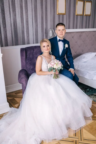 Casal Casamento Uma Bela Casa Aconchegante Dia Casamento Senta Uma — Fotografia de Stock