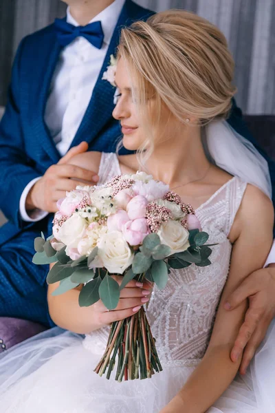 Noiva Vestido Branco Segura Buquê Noivo Terno Azul Segura Mão — Fotografia de Stock