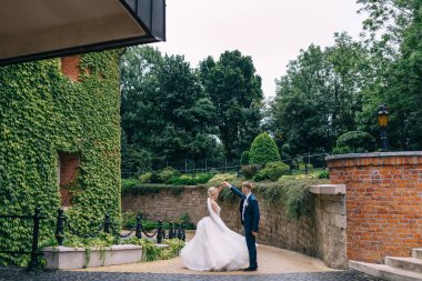 Yeni evliler düğün yürüyüşünde dans eder..