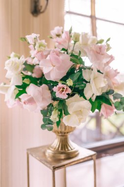 Pembe ve beyaz çiçekli güzel altın vazo..