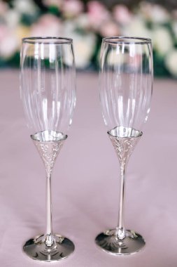 Masada iki boş şarap kadehi var.