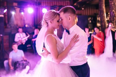 Restoranda dans eden mutlu yeni evliler..