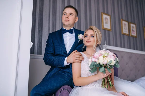Liefdesverhaal Bruid Met Een Bruiloft Boeket Zit Een Fauteuil Naast — Stockfoto