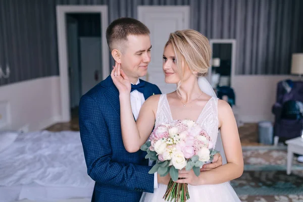 Casal Europeu Primeiro Olhar Conceito Casamento Ternura Amor — Fotografia de Stock