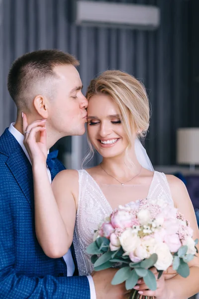 Porträt Eines Europäischen Ehepaares Konzept Von Hochzeit Zärtlichkeit Und Liebe — Stockfoto