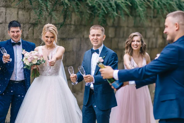 Nygifta Och Vänner Öppnar Flaska Champagne Promenad Parken — Stockfoto