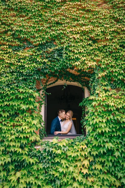 Conte Fées Couple Romantique Valentins Posant Dans Une Fenêtre Vieux — Photo