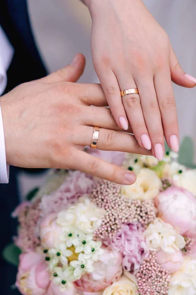 結婚指輪を手にした新婚カップル — ストック写真