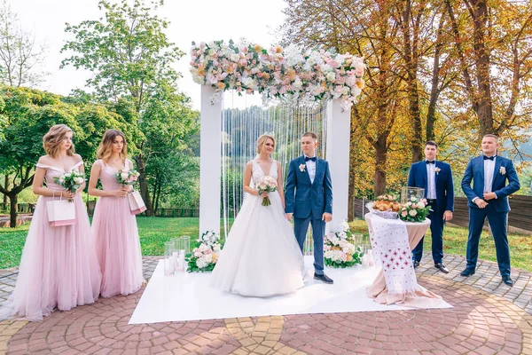 Vonzó Menyasszony Vőlegény Esküvő Napján Ünnepség Egy Háttérben Áll Együtt — Stock Fotó