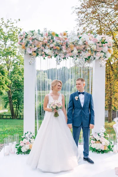 Düğün Töreninden Sonra Arka Bahçedeki Ziyafet Alanında Çiçek Yeşillikle Süslenmiş — Stok fotoğraf
