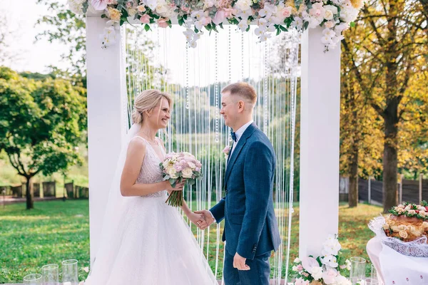 Gelukkige Bruid Bruidegom Omhelzen Elkaar Kijken Elkaar Ogen Staan Samen — Stockfoto