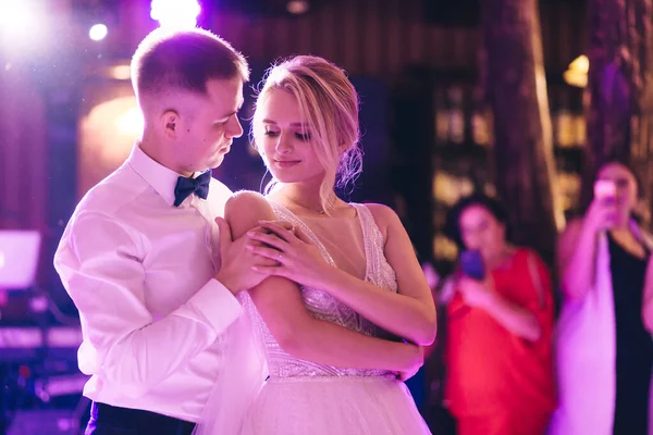 Gyönyörű Pár Most Házasodott Össze Táncolnak Először — Stock Fotó