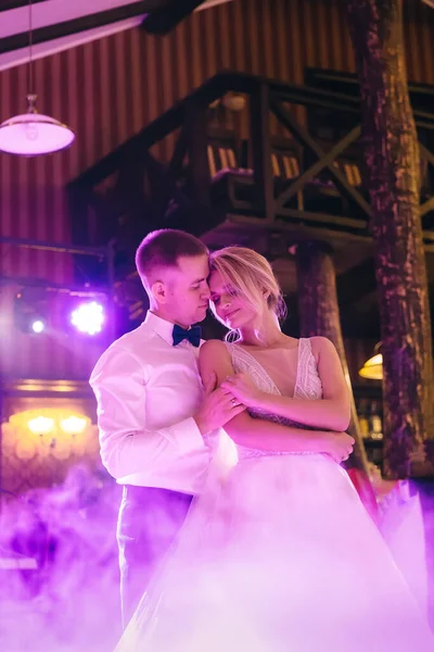 Primer Baile Bodas Los Recién Casados Hombre Abraza Tiernamente Esposa — Foto de Stock