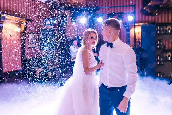 Casal Recém Casado Dançando Sua Festa Casamento Com Fumaça Pesada — Fotografia de Stock