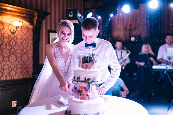 Happy Young Newlywed Couple Cuts Wedding Cake Restaurant Dance — Φωτογραφία Αρχείου