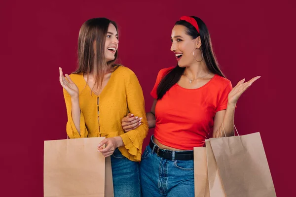 Duas Mulheres Carregam Sacos Compras Grandes Vendas Sexta Feira Preta — Fotografia de Stock