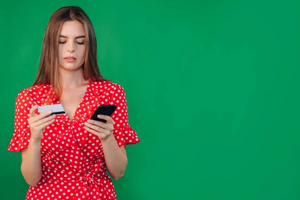 Imagen Una Joven Atractiva Atenta Seria Sosteniendo Teléfono Inteligente Tarjeta — Foto de Stock