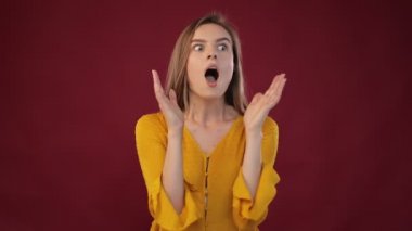 Kızın şaşırmış yüzü şaşırtıcı bir şok etkisi gösteriyor. Şok olmuş bir kadının yüzündeki ifade..