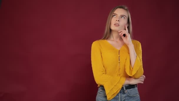 Positiv Ung Kvinna Som Ser Sig Omkring Kommer Plan Ler — Stockvideo