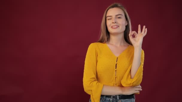 Mulher Sorridente Blusa Amarela Posando Isolada Fundo Estúdio Vermelho Conceito — Vídeo de Stock