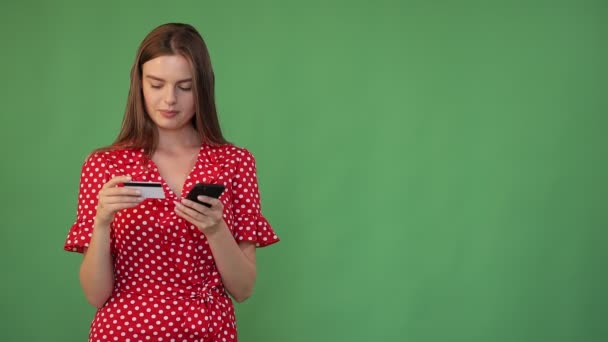 Evde Cep Telefonu Ödemelerini Kullanarak Kredi Kartı Tutan Mutlu Genç — Stok video