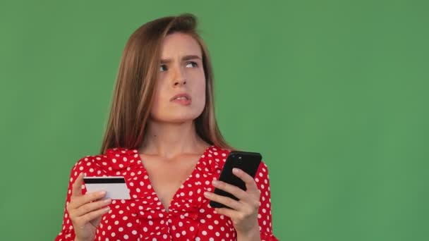 Dívka Drží Ruce Kreditní Kartu Telefon Zamyšleně Stojí Váhá Nakupovat — Stock video