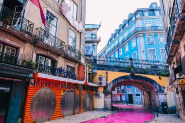 Lizbon, Portekiz - 27 Ocak 2019 - Rua nova do carvalho - Lizbon Pembe Caddesi. Lisbon 'un gece hayatının kalbi. Gün.