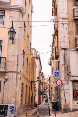 Lizbon, Portekiz - 27 Ocak 2019 - Lizbon, Portekiz 'de dar bir sokak manzarası. Yaya caddesi.