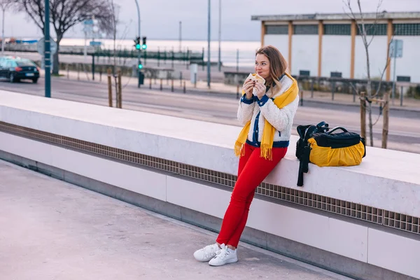 Meisje Stijlvolle Kleren Eet Een Hamburger Bij Tramhalte Lissabon Portugal — Stockfoto