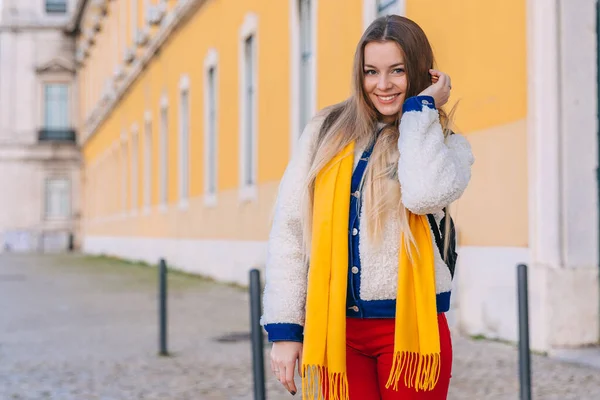 Meisje Met Lang Haar Kijkt Naar Camera Glimlacht Achtergrond Van — Stockfoto