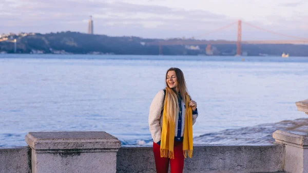 Een Meisje Met Lang Haar Casual Kleding Staat Dijk Leunend — Stockfoto