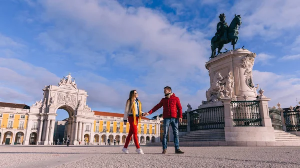 ポルトガルのリスボン 2019 恋に手を取り ポルトガルのリスボンにある王ホセ1世の記念碑の近くの商業広場を歩くカップル — ストック写真