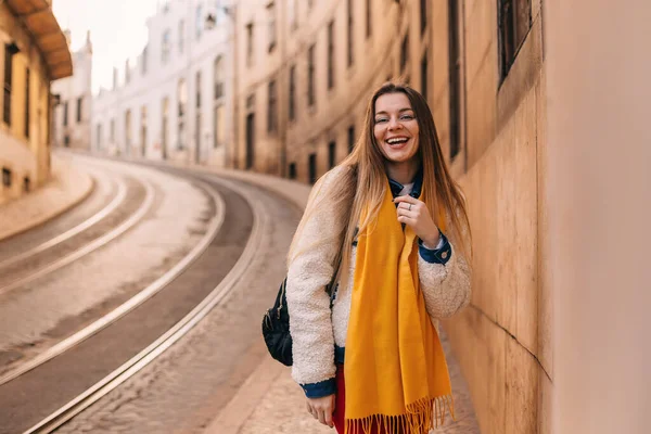 美しいスタイリッシュな女の子が笑顔でリスボンの街のカメラを見ている 閉めて — ストック写真